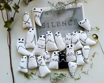5 Handmade Linen Halloween Ghost Ornaments – Randomly Selected Ghosts, Rustic Hanging Decor, Spooky Halloween Tags, Set of 5