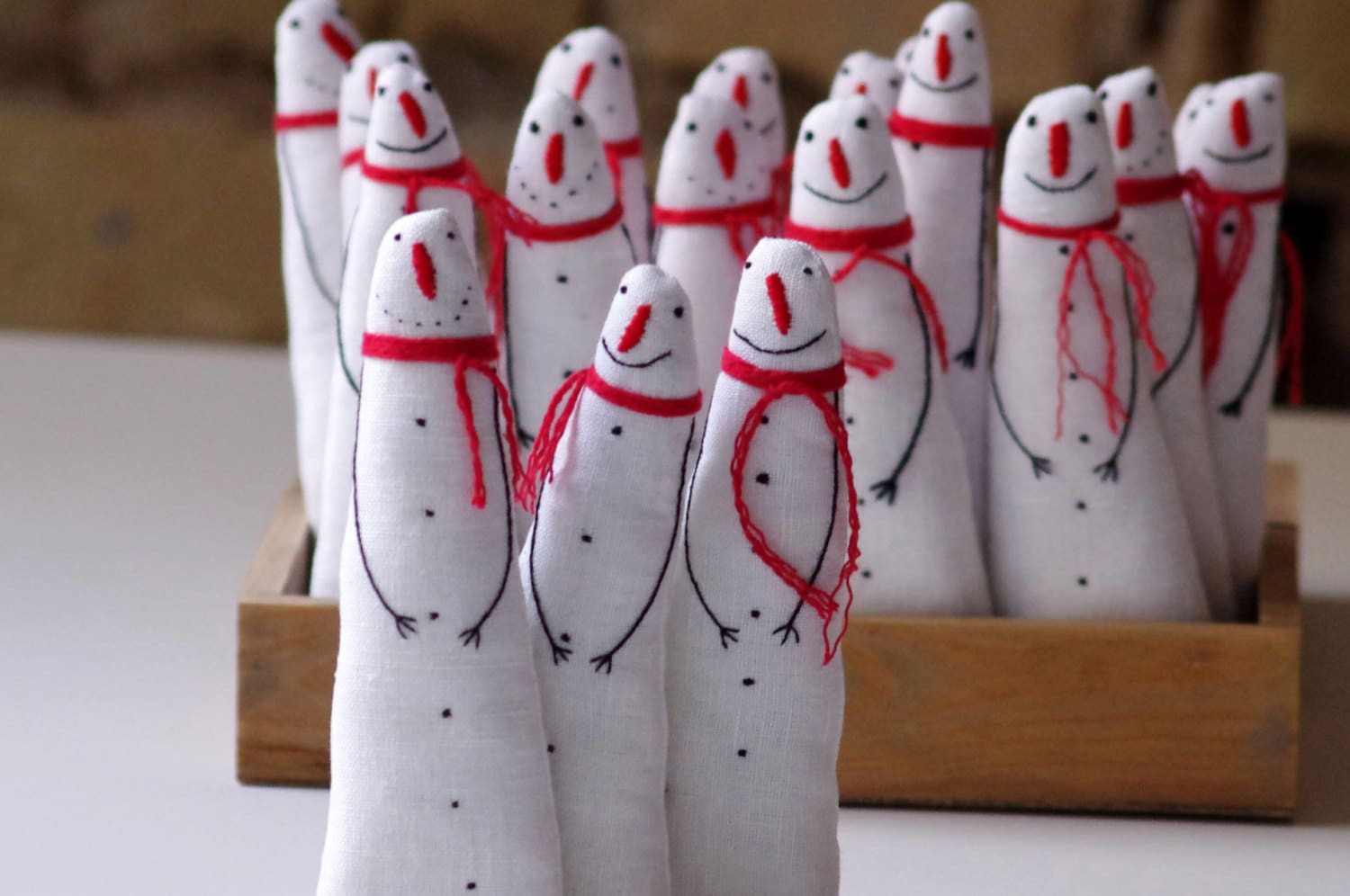 Ornements de Vacances. Un Ensemble 3 Bonhomme Neige. Jouet d'arbre Noel