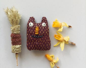 Linen Cat Brooch – Handmade Embroidered Cat Pin, Quirky Textile Cat, Cat Lover Gift