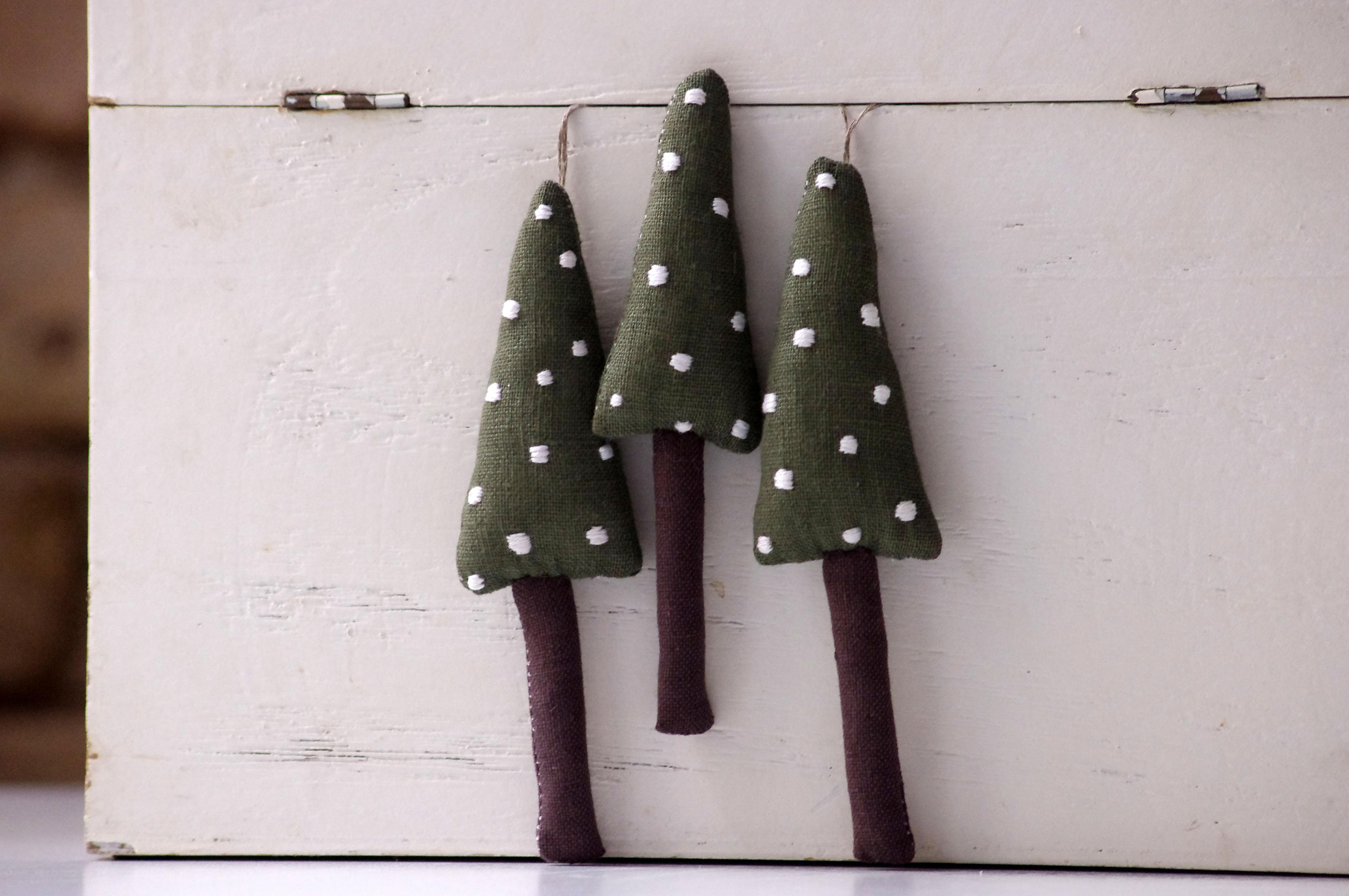 Ornements de Vacances. Un Ensemble 3 Sapins Verts.