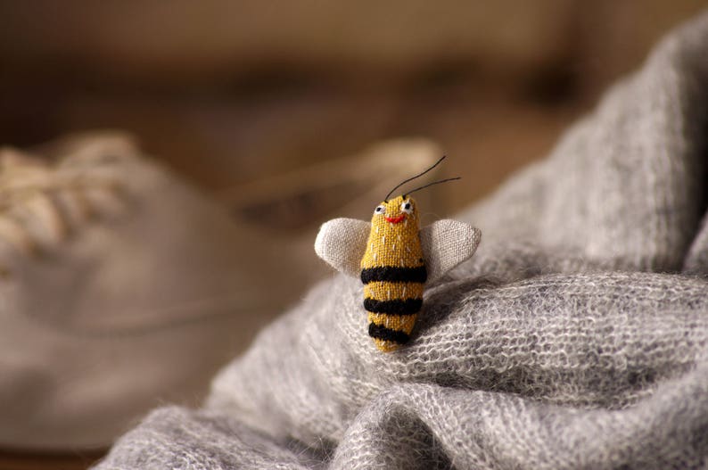 Bee. Pin. image 5