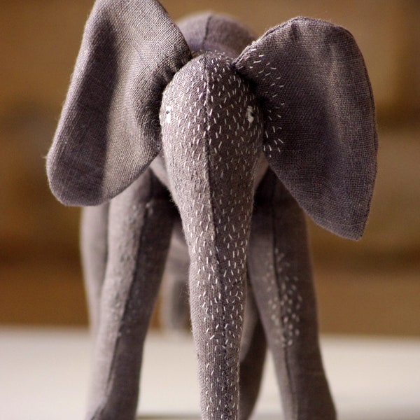 Der Leinen Elefant. Weiche Skulptur (grau).