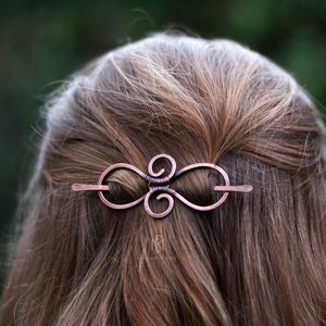 ハンドメイドの銅製インフィニティ ケルト ヘアバレッタ - 女性向けギフト - インフィニティ ループ ショールピン - ケルトノット ロング ヘアピン - 細い髪 6 x 3 cm