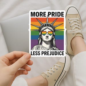 Mehr Stolz, weniger Vorurteil Aufkleber | LGBTQ+ Vinyl Aufkleber | Queer Pride Aufkleber für Laptop, Wasserflasche, Journal | Pride Month Zubehör