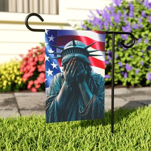 Bandiera da giardino con la Statua della Libertà piangente / Bandiera da giardino politica / Bandiera da giardino anti-Trump / Decorazione patriottica per esterni / Bandiera di protesta degli Stati Uniti