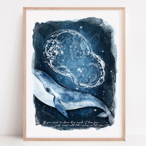 Può includere: Un dipinto ad acquerello di una balena blu che nuota in un cielo notturno stellato. La balena è rivolta verso il lato destro dell'immagine e ha una costellazione nel suo ventre. Il testo "Se vuoi sapere quanto ti amo... conta tutte le stelle nel mare" è scritto nella parte inferiore dell'immagine.