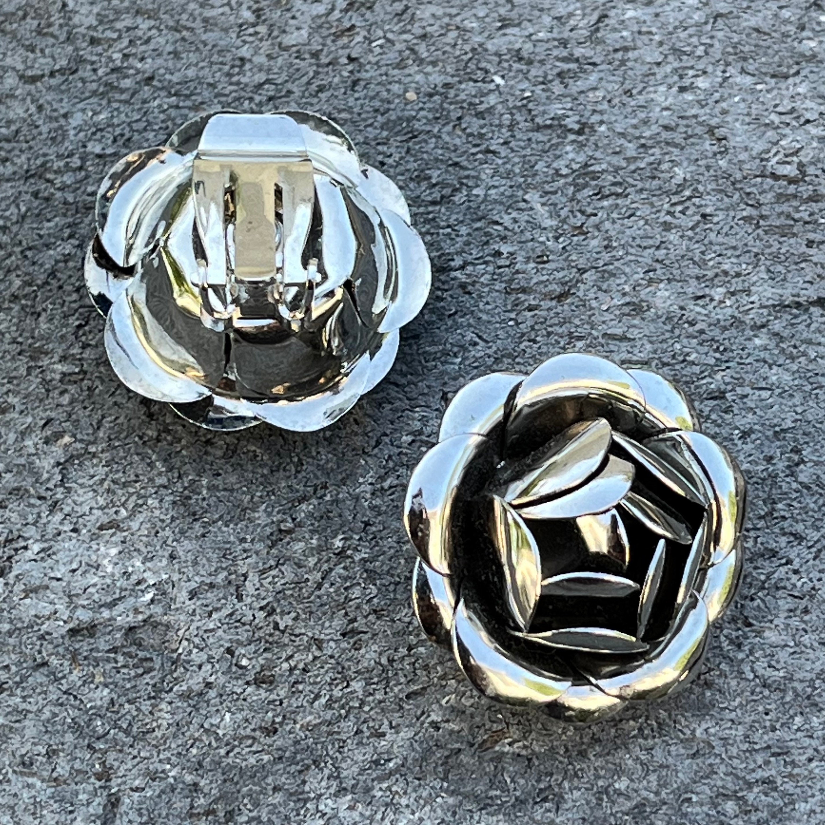 Retro 3D Rose Earrings – Vintage Silver Tone Clip-On Metal Flower Earrings