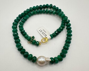Emerald facetted roundel in center ons fresh water top quality pearl
