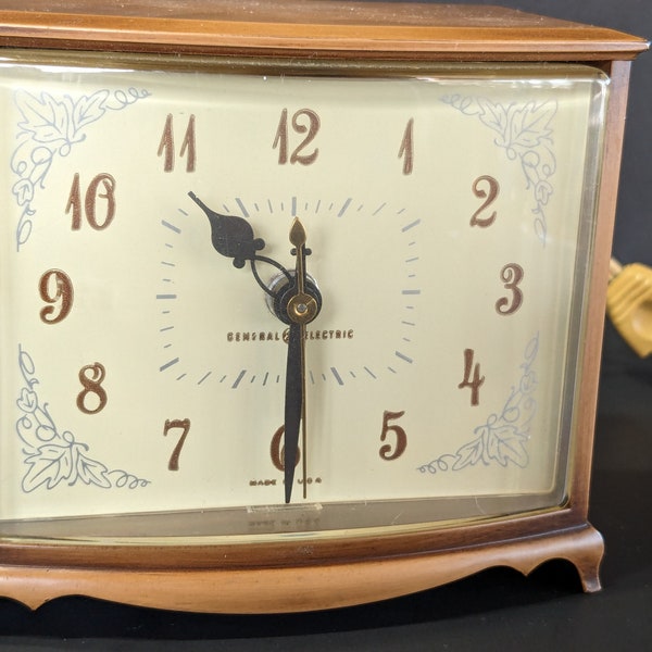 Mid Century Modern General Electric Nightstand Clock Model 7280KA Wood Grain Look - Works, MCM GE Clock