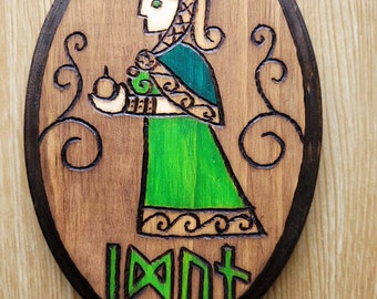 ᛁᛞᚢᚾ Idun wood plaque