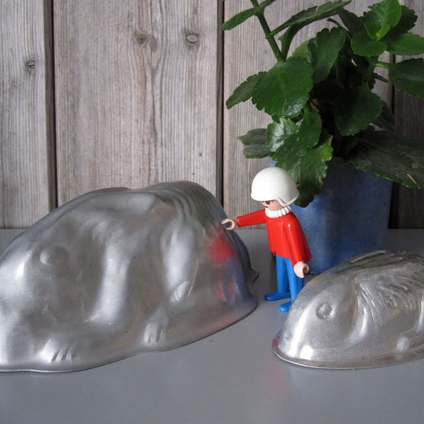 Vintage bunny rabbit moulds / Pair of Easter bunny aluminium molds