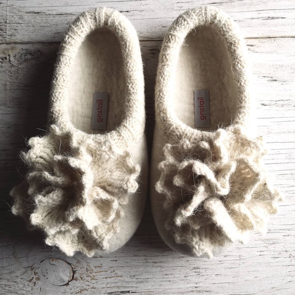 Bloeiende parels. Handgevilte wollen pantoffels met gehaakte bloemen MADE TO ORDER