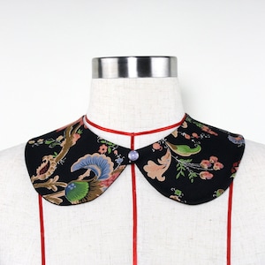 Cuello desmontable con estampado de flores de lujo. Cuello de algodón italiano negro con flores de medianoche. Hecho en el Reino Unido.