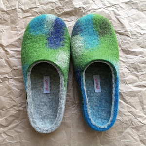 Felt wool slippers "Abstract Green" from Happy feet wool slippers collection. Made to order. Unisex design