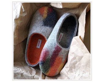 Sample sale 10% off. Happy feet wool slippers. Wool felt slippers in orange and grey with abstract pattern. Unisex size EU 39,5.