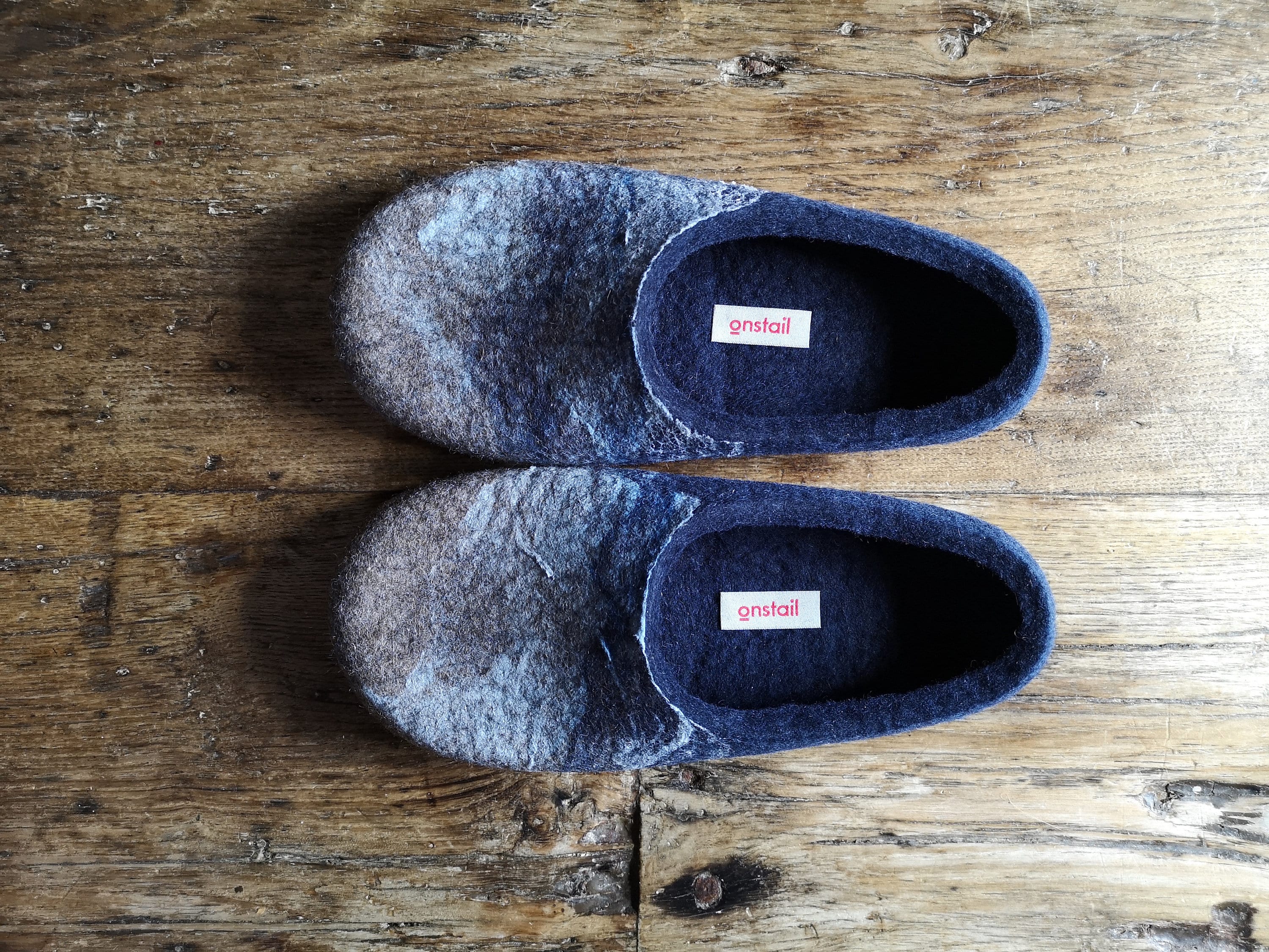Zapatillas para hombre en azul marino, Zapatillas de lana de fieltro con el  patrón de olas del océano, Zapatillas de interior antideslizantes,  Zapatillas de lana ecológica hechas en el Reino Unido 