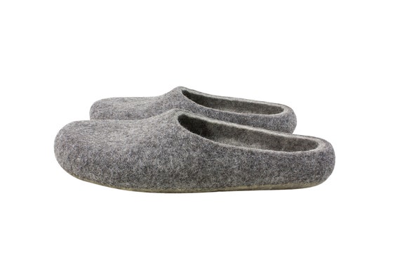 Felt wool slippers. Grey slippers. Eco wool felt slippers made to order in men and women size. Sustainable slippers made in UK. Onstail