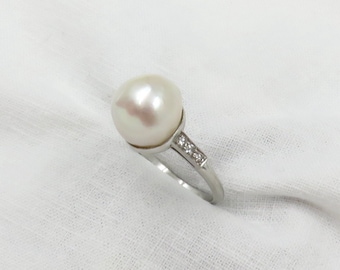 Sale. Circa 1950 Platinum ring with Cultured Pearl and Diamonds