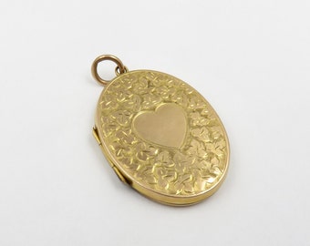 Circa 1890. Birmingham England, 9kt Gold Engraved Heart Locket