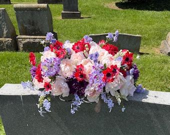Elegante arreglo floral artificial en rosa, morado y rojo - Adorno para lápida