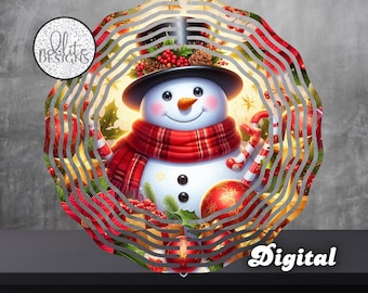 Op de afbeelding: Een ronde, gelaagde kerstversiering met een lachende sneeuwman met een zwarte hoed en een rode sjaal. De sneeuwman houdt een zuurstok en een rode bal vast. De decoratie heeft een feestelijk ontwerp met hulst, bessen en het woord "Digital".