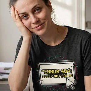 以下が含まれることがあります： 黒い持ち手と「But First, Coffee」の太字の黒い文字が入った白いセラミックマグ。マグカップはニュートラルな背景に置かれ、シンプルなデザインを際立たせています。