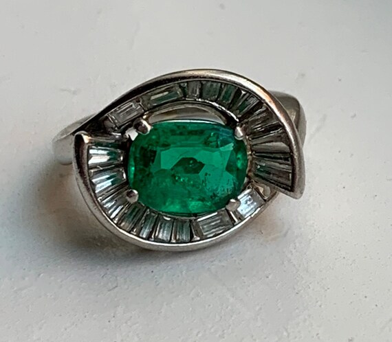 Emerald and Diamond Ring in Platinum / May births… - image 3