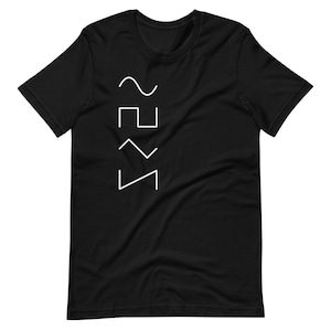 Könnte beinhalten: Schwarzes T-Shirt mit einer weißen Grafik einer Sinuswelle, einer Rechteckwelle, einer Dreieckswelle und einer Sägezahnwelle.