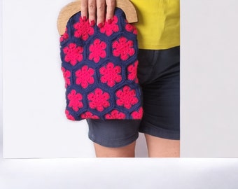 blau rote Clutch mit Holzverschluss, gehäkelte Vintage Granny Square Clutch, gehäkeltes Abendtäschchen mit Lederband