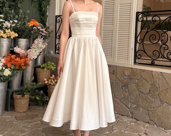 Abito da sposa midi in raso: elegante abito da sposa minimalista per fidanzamento, cena di prova