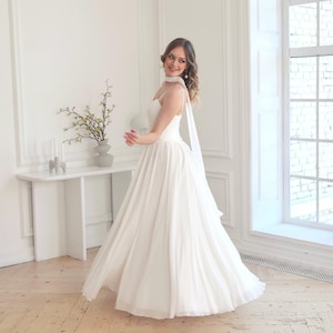 Elegante vestido de novia de gasa con pañuelo: vestido de novia vaporoso