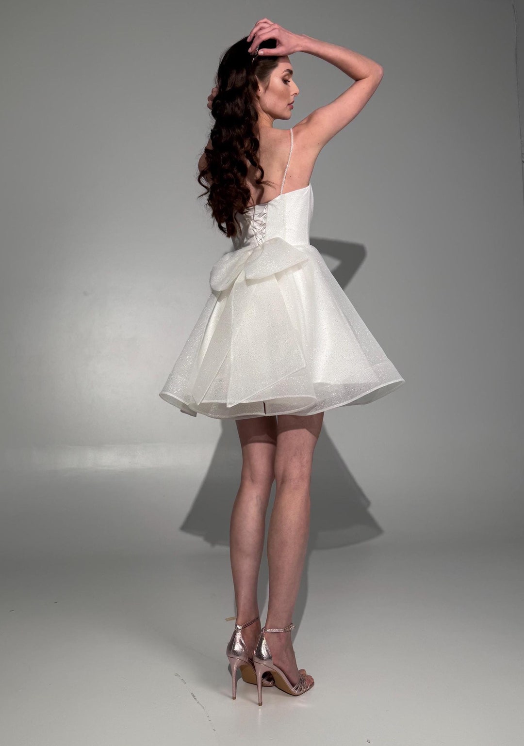 Mini abito da sposa scintillante: corsetto glitterato, dettaglio fiocco