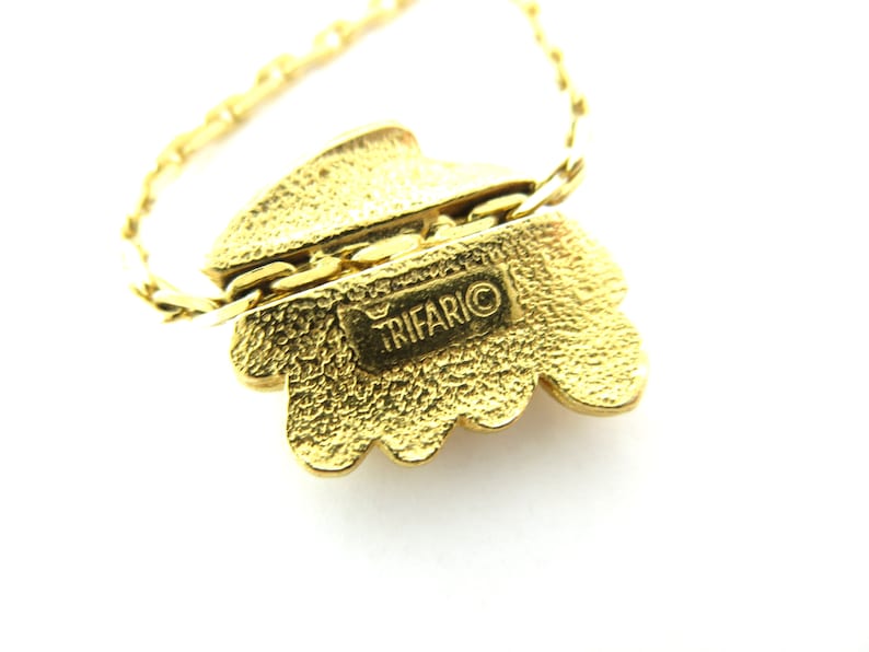 Crown Trifari Signed Dainty Vintage Gold Tone Metal Art Nouveau Art Deco Focal Lightweight Choker Necklace