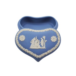 Vintage Wedgwood England Blau und Weiß Jasperware griechisch griechische Herz Schmuckkästchen / Kommode Box