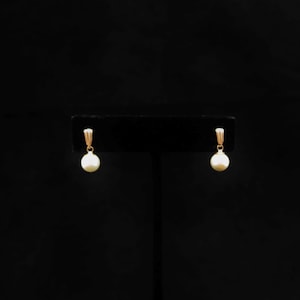 Pair of Vintage 14k Yellow Gold Dainty 0.5&quot; Genuine White Pearl Pierced Dangle Earrings 1.7g