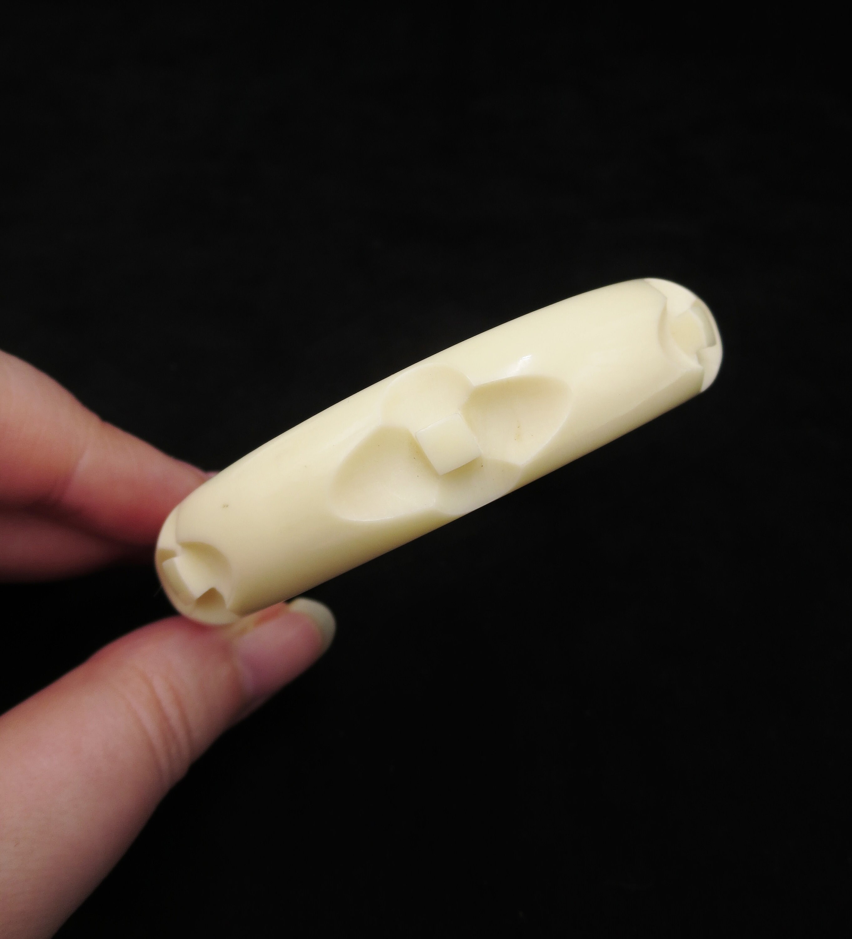 ヴィンテージ クリーム / ホワイト 彫刻セルロイド 8 インチ バングル