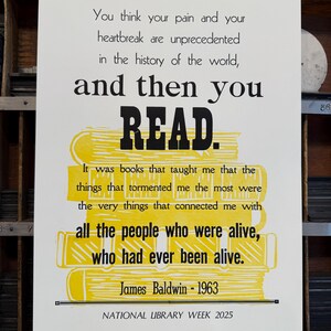 Póster impreso en 2 colores con cita de Baldwin, "Leer, Biblioteca"