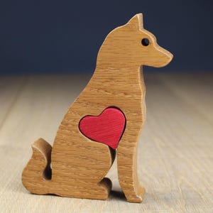 Estatueta de Husky Siberiano em Carvalho Rústico com Coração – Escultura de Cachorro em Madeira Feita à Mão, Presente Memorial para Animais de Estimação, Decoração para Casa para Amantes de Husky