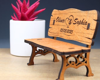 Banco de madera en miniatura grabado: un recuerdo romántico personalizado para parejas, San Valentín y aniversarios.