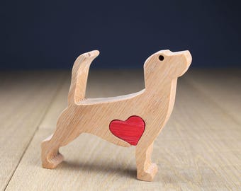 Estatueta Memorial de Beagle em Carvalho com Coração – Presente Rústico Artesanal em Madeira para Homenagem a Cães