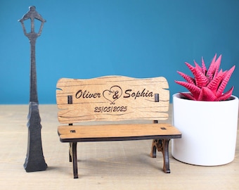 Banco y farol de madera en miniatura grabados y personalizados: recuerdo romántico para parejas, aniversarios y San Valentín.