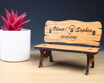 Banco de madera en miniatura grabado: un recuerdo romántico personalizado para parejas, aniversarios y bodas.