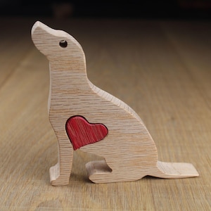 Oak English Coonhound Statue: Handcrafted Wooden Dog Figurine with Heart – Pet Memorial Gift, Hunting Dog Lover Decor & Sentimental Keepsake