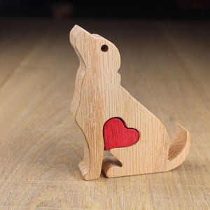 Rustic Oak Labrador Retriever Statue: Handcrafted Wooden Dog Figurine with Heart – Pet Memorial & Dog Lover Gift for Sentimental Home Decor