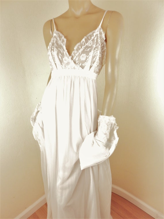 VINTAGE Saks fifth avenue nightgown and robe, whit