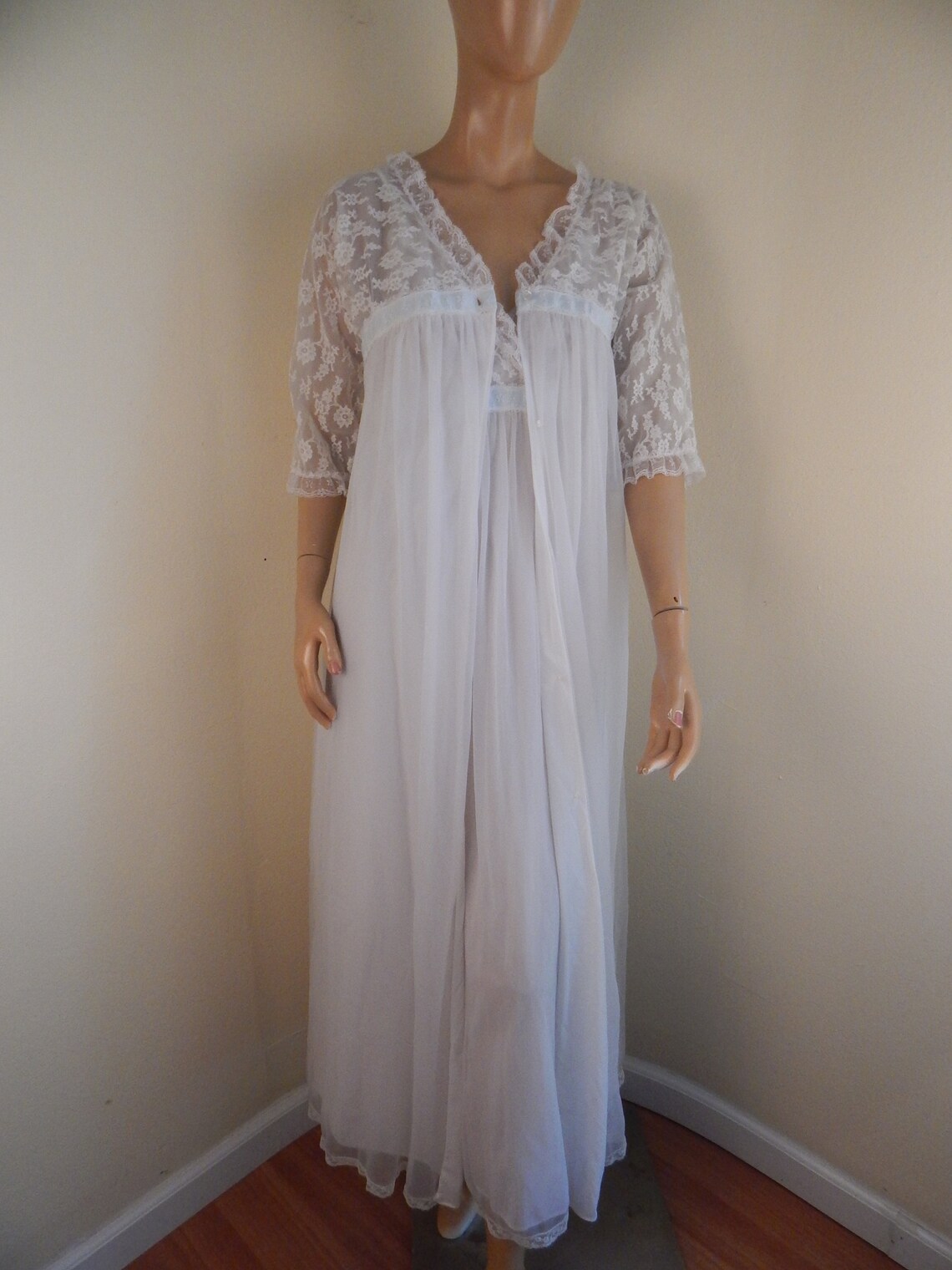 VINTAGE Saks Fifth Avenue Nightgown and Robe White Lace - Etsy