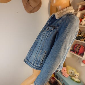 Vintage Levi trucker jacket with sherpa liner, medium, chest 40, front snaps,