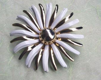 Retro White Enamel and Gold Tone Daisy Flower Pin