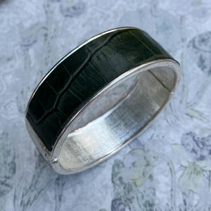 Vintage Olive Green Alligator Clamper Bracelet Silver Hinged Bangle Bracelet With Magnetic Closure