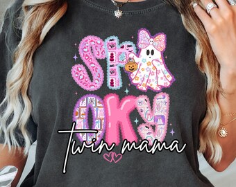 Camiseta de mamá gemela espeluznante con colores cómodos, camiseta de Halloween con marco de encaje colorido, linda camiseta de mamá espeluznante, divertido regalo de Halloween para mamá gemela.